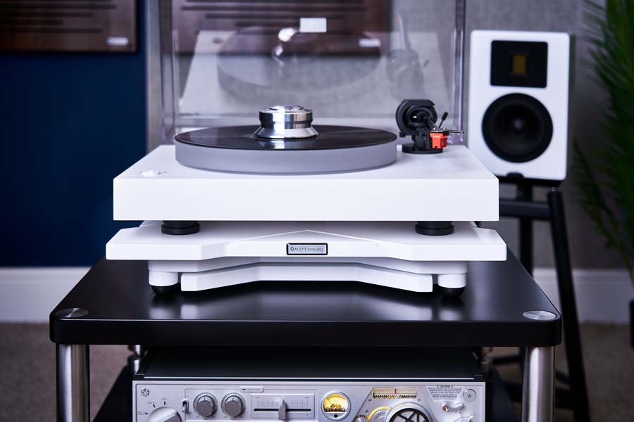 Audite Asoucstic Brij Nedan in white supporting a record player