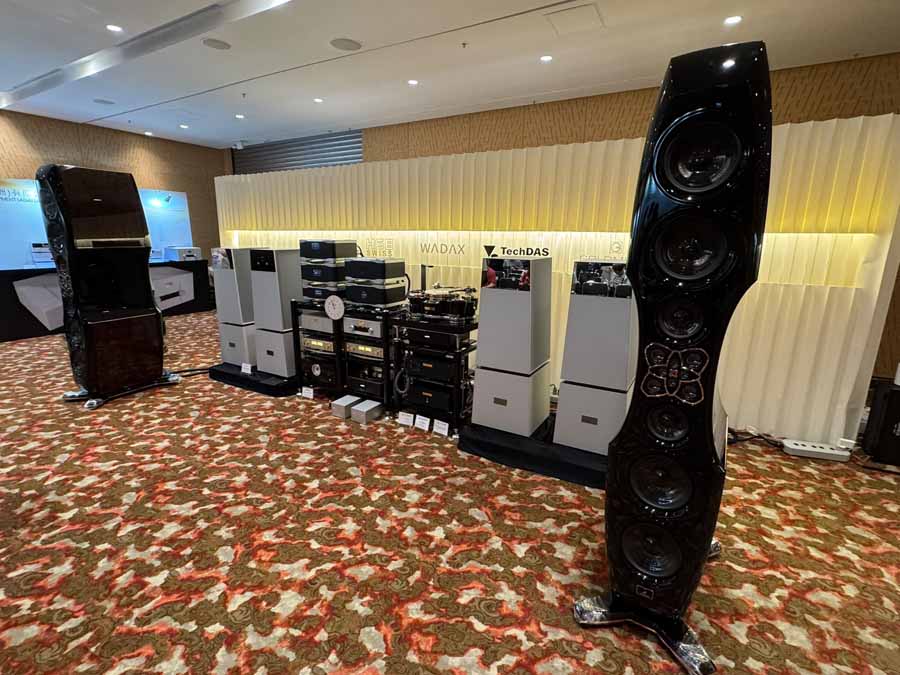 GOLDMUND TELOS 9800 AMPLIFIERS